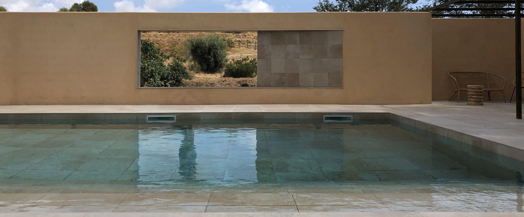 Una piscina nel paesaggio | Casalgrande Padana Una piscina nel paesaggio | Casalgrande Padana