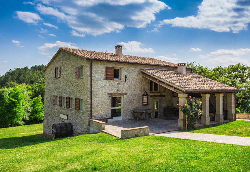 How to decorate a country house with porcelain stoneware tiles