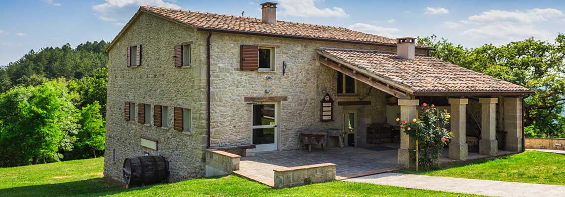 How to decorate a country house with porcelain stoneware tiles