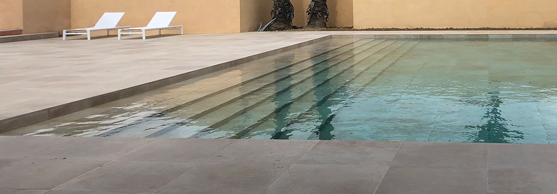 Pool tiled with porcelain stoneware