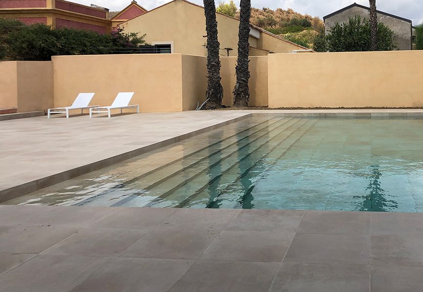 Pool tiled with porcelain stoneware